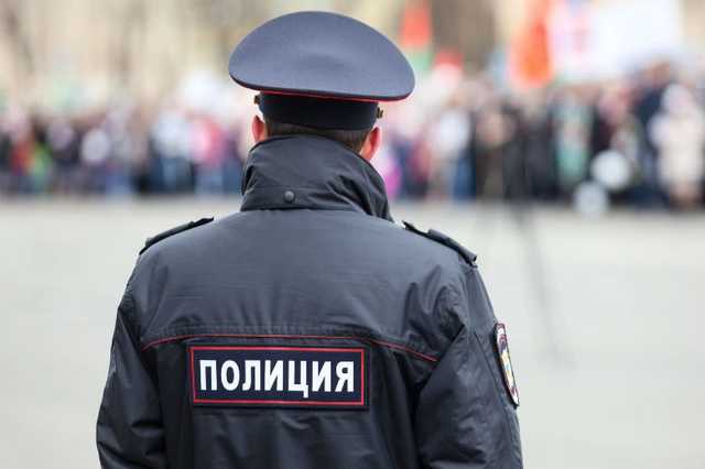 Полицейский снял штаны и оголился перед россиянином во время допроса