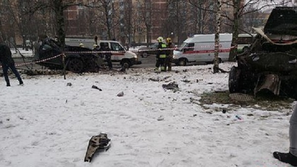 В Москве попавшую в ДТП машину разорвало на две части