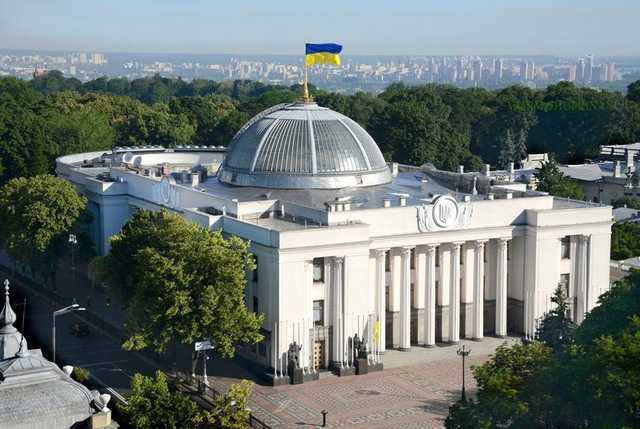 В Верховной Раде устроили драку из-за земельного закона