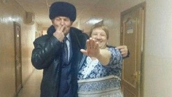 Российского депутата сняли на фото с «усами Гитлера»