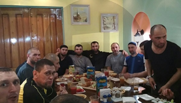 Тюремщики начали проверку после застолья убийцы Немцова в российской колонии