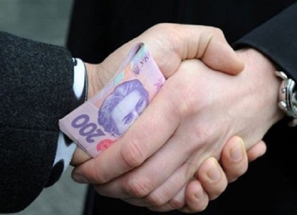 На Закарпатье таможенника поймали на взятке, Нефьодов отреагировал