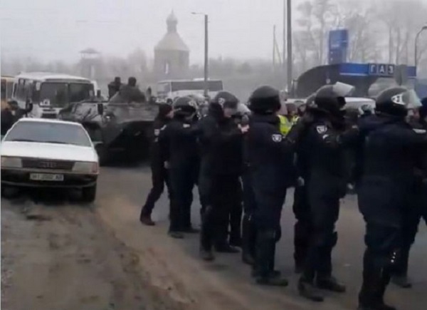 Бунт в Новых Санжарах: в сеть попало видео столкновения протестующих с полицией