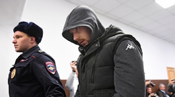 Ударивший Голунова полицейский извинился в суде