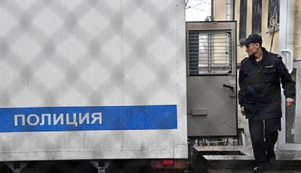 Полицейские заставили российских подростков копать могилу и хотели изнасиловать