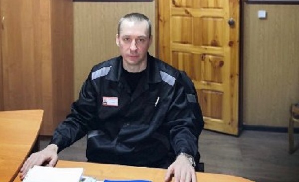 «Меня возят по колонии как каннибала»