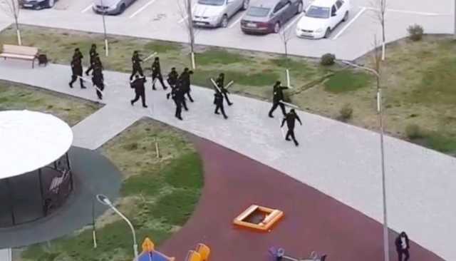 Чеченским полицейским выдали пластиковые трубы, чтобы лупить нарушителей режима самоизоляции