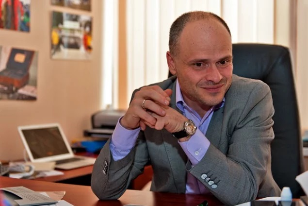 На масках заработал? "Слуга народа" под Радой "засветил" дорогое авто