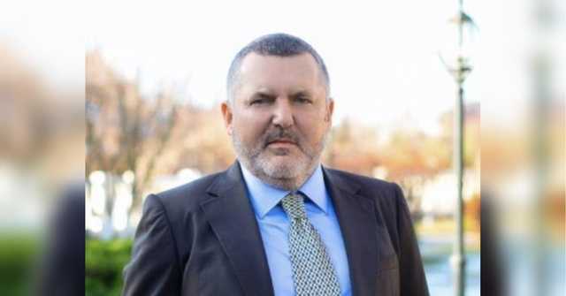 Юрий Ериняк, известный всем также, как Юра Молдаван, очень хочет стать респектабельным бизнесменом