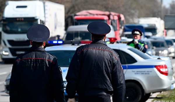 Полицейские получат надбавку за обход квартир россиян на карантине
