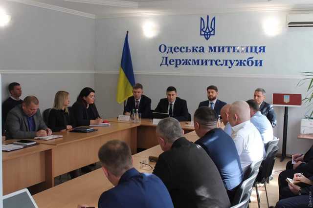 “5 процентов мне, 5 процентов Наумову”. Как СБУ подмяла ”контрабас”