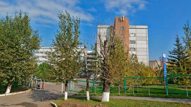 Заместитель главврача российской больницы выпала из окна