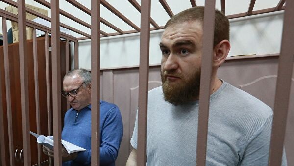 Генералу СКР со скандалом вменили участие в преступной группе бывшего сенатора
