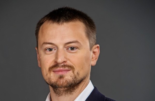 Бывший замминистра обороны ездит на Tesla и вкладывается в криптовалюту