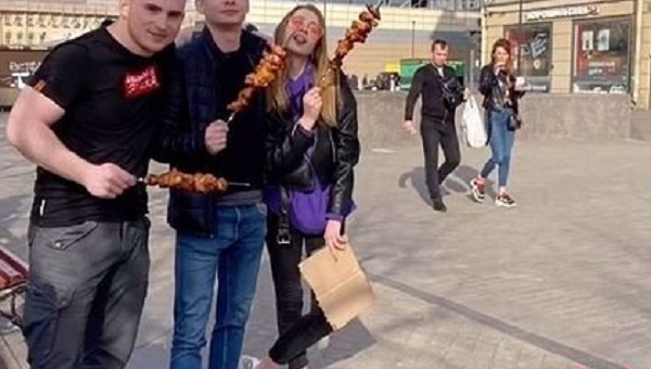 Жаривших шашлыки в центре Петербурга блогеров задержали
