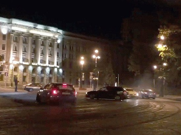 Организатора COVID-вечеринки стритрейсеров у российского стадиона задержали
