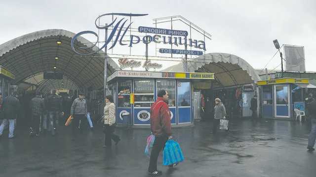 В Киеве на Троещине из автомата обстреляли рынок: пули попали в жилые дома