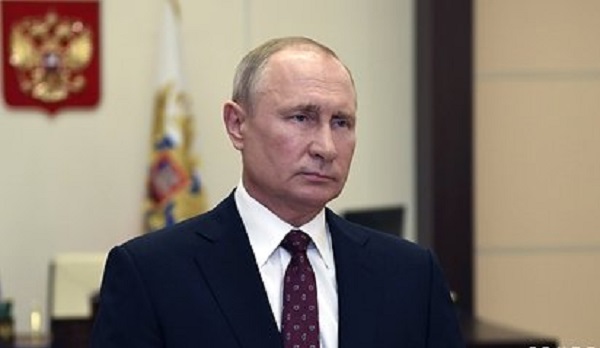Путин пообещал лично проверить выплаты врачам