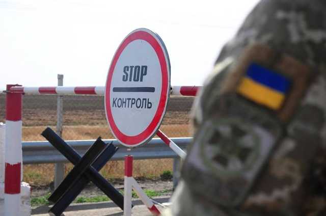 Луганчанин пытался провезти в Киев 800 тысяч гривен, приклеив деньги к телу скотчем
