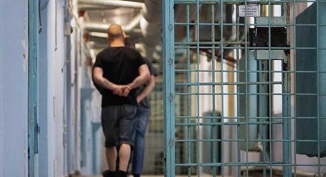 Российский заключенный попытался убить тюремщика осколком зеркала