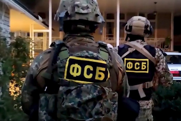 Силовики пошли на штурм дома с боевиками в Дагестане