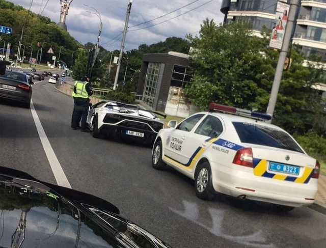 В Киеве полиция остановила авто на еврономерах за 650 000 евро