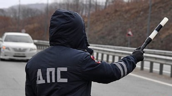 Россиянин на машине сбил двух полицейских на посту