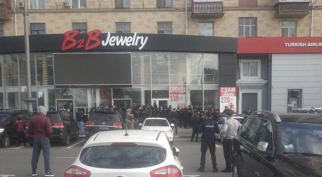 "Финансовая пирамида" B2B Jewelry перестала выплачивать деньги: вкладчики Харькова отомстили
