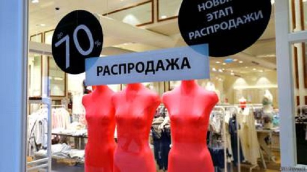 Очередь из выстроившихся на распродажу россиян попала на видео