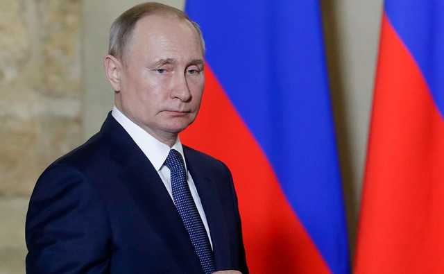Путин отказался от голосования по Конституции в день парада Победы