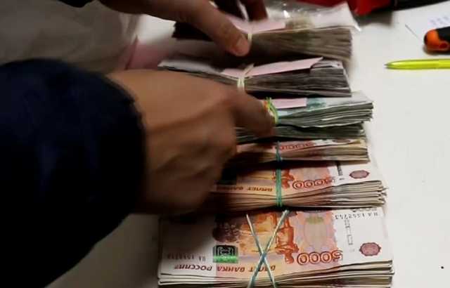 МВД показало видео с похищенными после ограбления инкассаторов миллионами рублей
