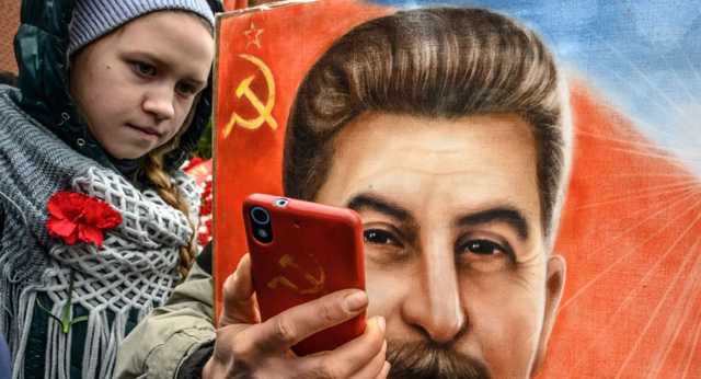 Москвич погиб, вешая портрет Сталина на стену в подъезде