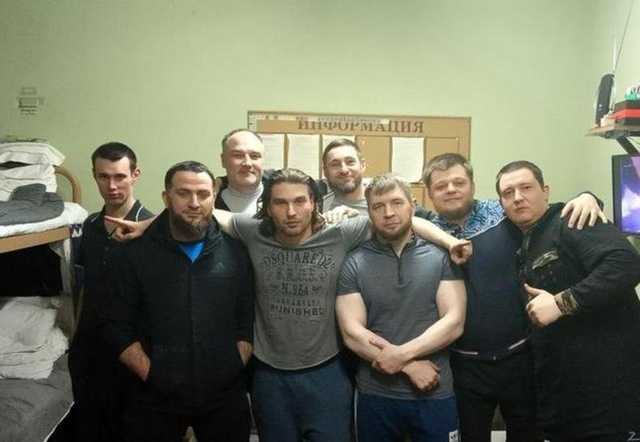 «Шел к нему и стрелял, держа пистолет-пулемет в двух руках»
