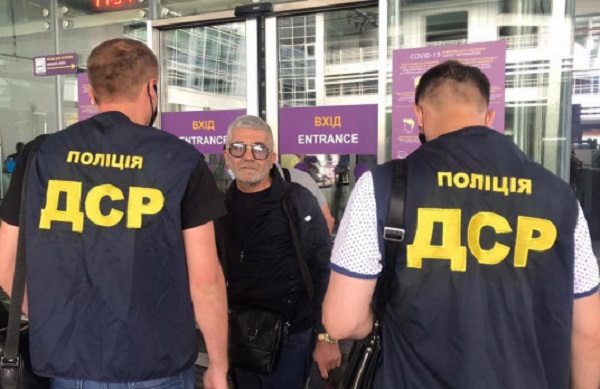 Известного "авторитета" по кличке "Дед" выдворили из Украины на 15 лет