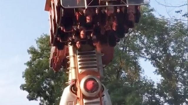 Россияне восемь минут провисели вниз головой на сломавшейся карусели