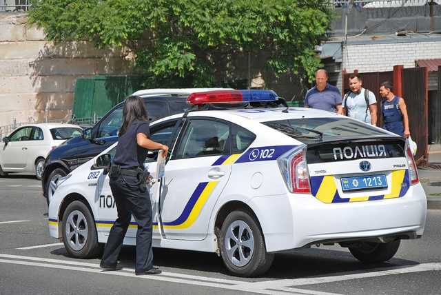 В Кременчуге пьяная парочка занялась сексом в авто на глазах у полиции