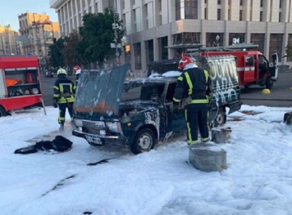 В центре Киева мужчина поджег автомобиль