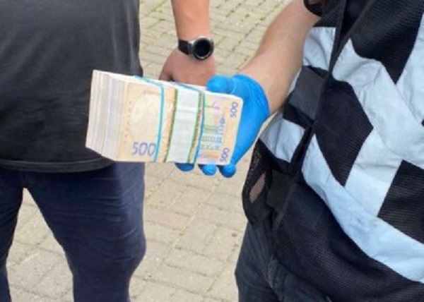 СБУ задержала на взятке чиновника Киевской ОГА