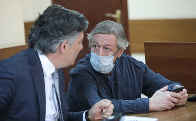 Ефремов требует наказать адвоката за оскорбления: Добровинский назвал его "свиньей"
