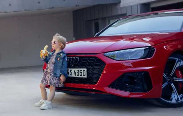 Audi извинилась за рекламу с девочкой, которая держит на фото банан