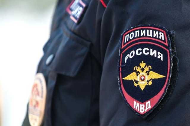 Коррумпированного полицейского избили пачками денег