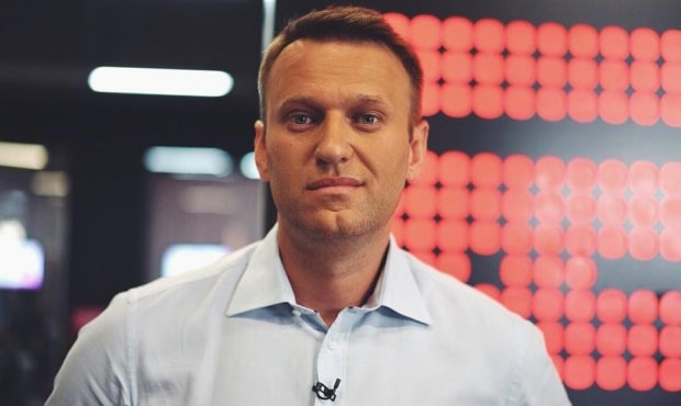 Кто принес чай Навальному в аэропорту: появилось видео с камер наблюдения