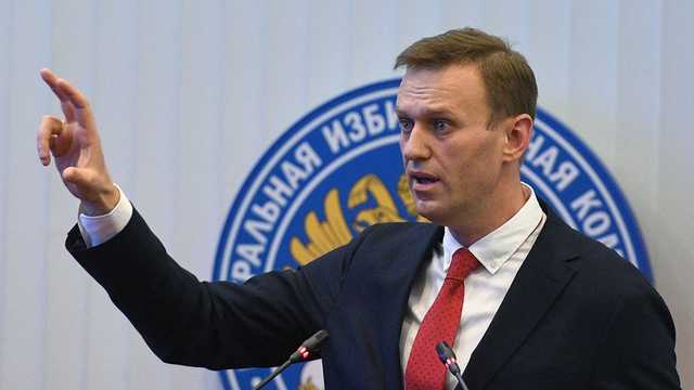 "Пациент не дал согласие": к находящемуся в коме Навальному не пускают жену