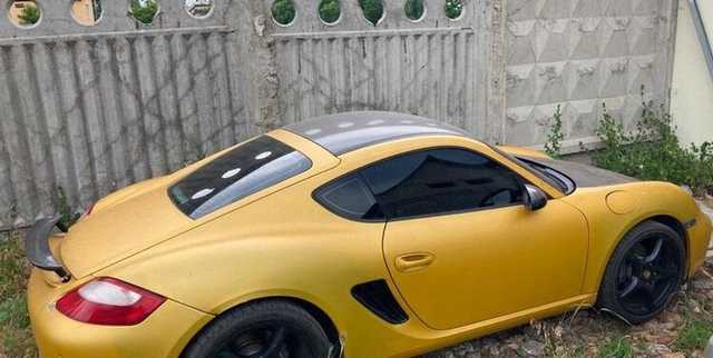 В Киеве у иностранца украли Porsche с помощью эвакуатора