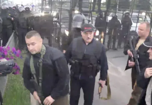 Лукашенко заявил, что не собирается стрелять в свой народ из автомата