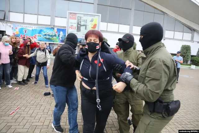 В Минске силовики брутально разогнали женскую акцию солидарности с Колесниковой