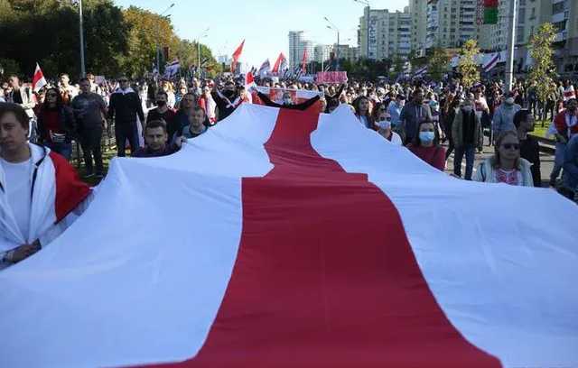 В Беларуси многотысячные протесты, силовики используют слезоточивый газ и стреляют в воздух