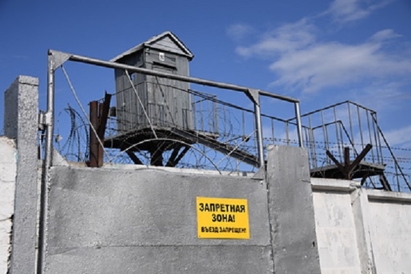 За сбежавших из российской колонии заключенных пообещали миллион рублей