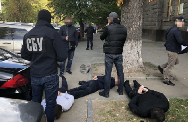 В Киеве разоблачили торговцев должностями помощников "слуг народа"