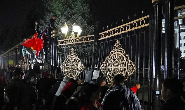 В Бишкеке митингующие захватили парламент и освободили Атамбаева